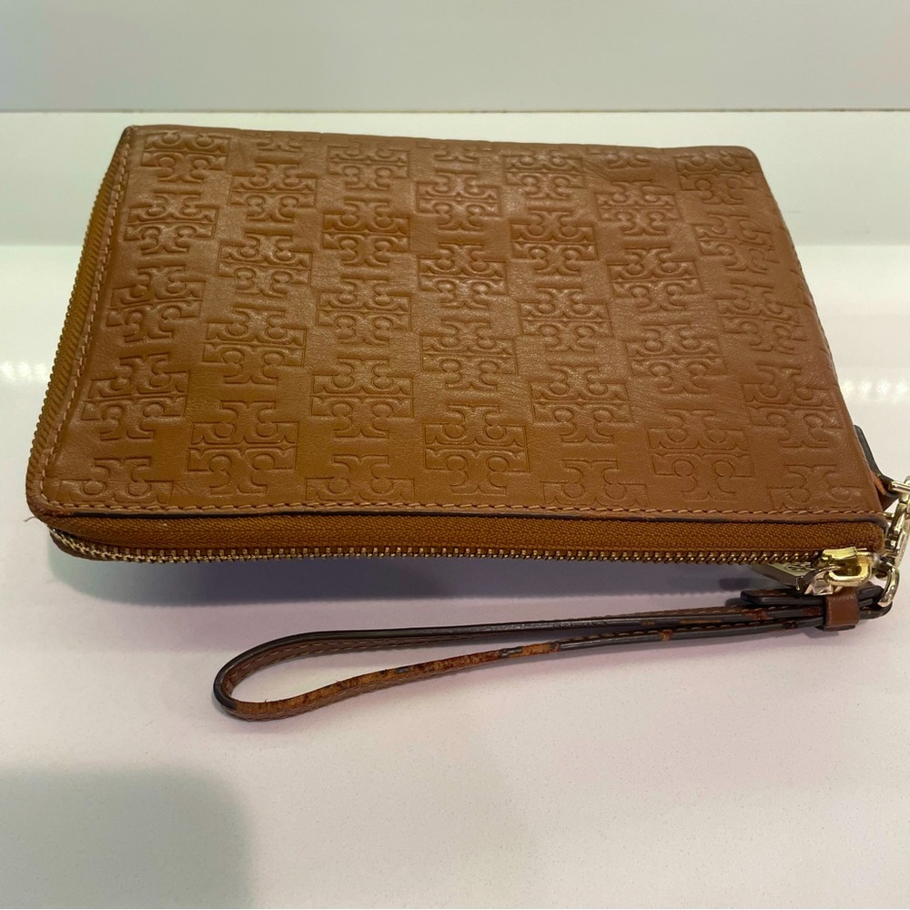 TORY BURCH Tan Logo Embossed Wristlet Clutch Bag! Zipper! Most phones fit - Picture 7 of 10